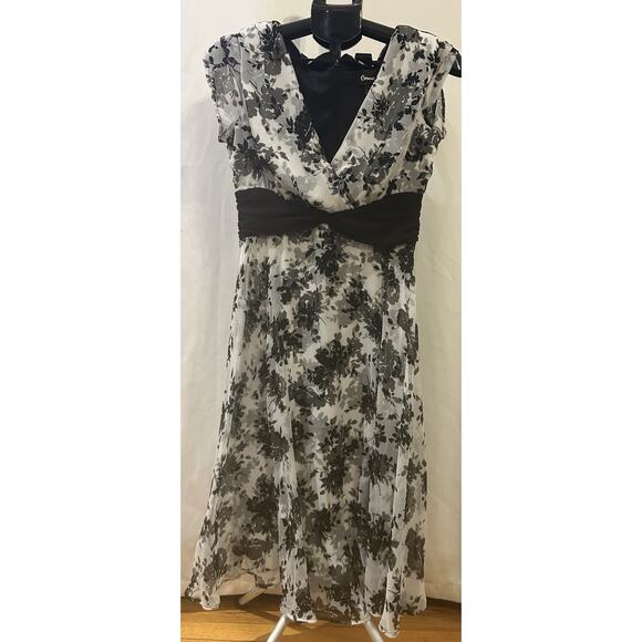 Connected Dresses & Skirts - NWT Connected White and Black Floral Short Sleeve Dress size 6